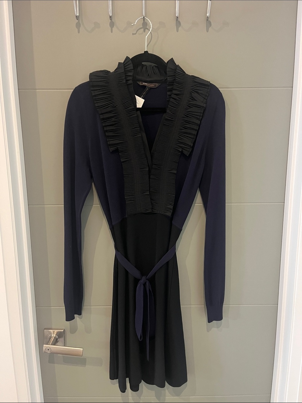 BCBG SWEATER KNIT Navy and Black Pleated V-Neck Long Sleeve Dress size L